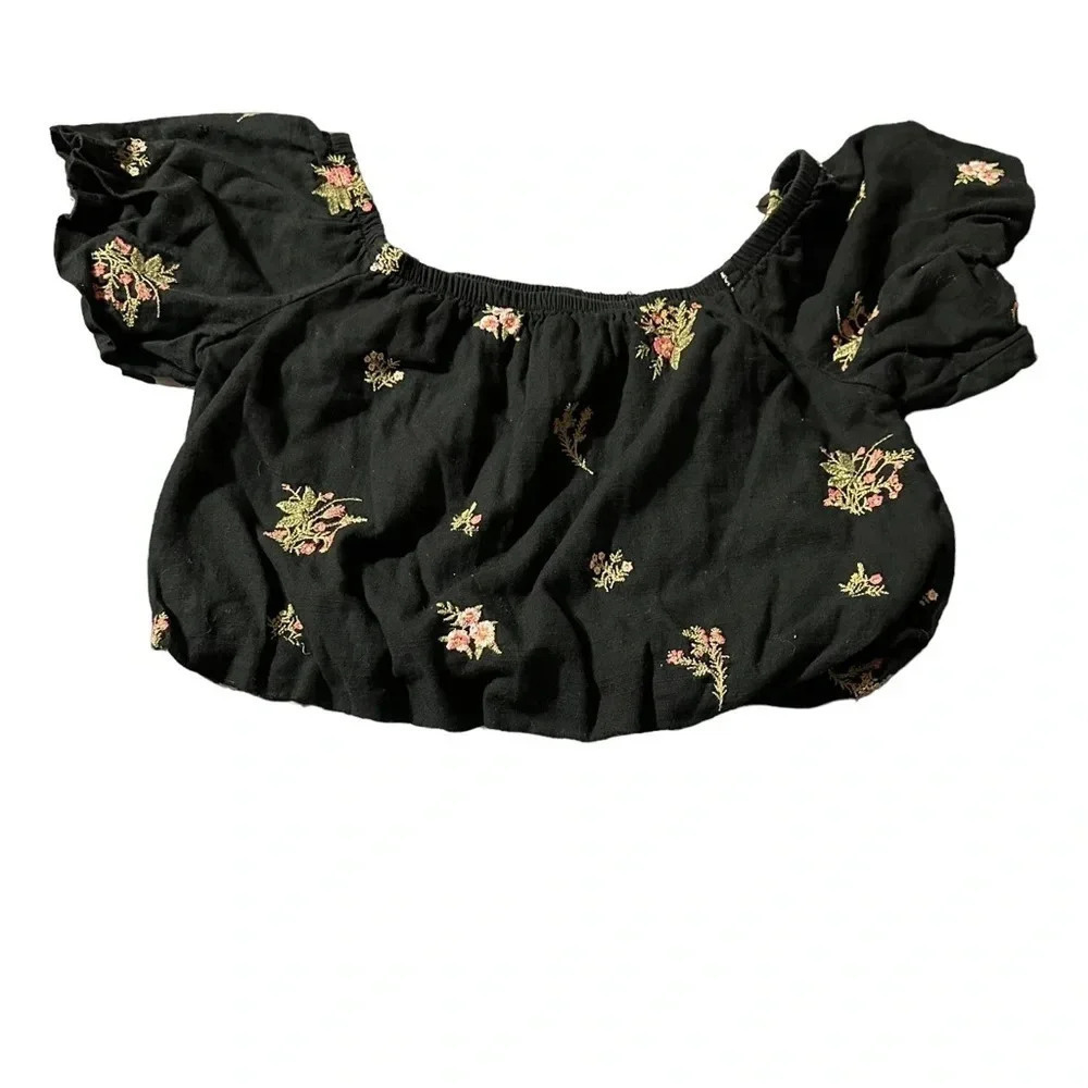 American Eagle Outfitters women's small cropped black embroidered floral top